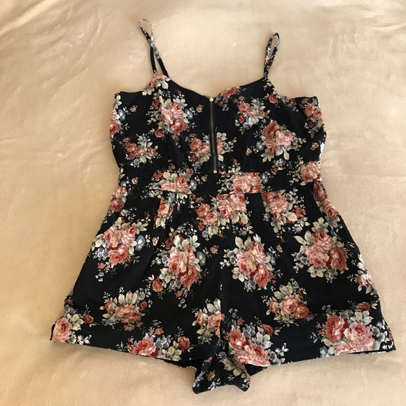 Lucca Couture Short Floral Romper - Size M - Picture 4 of 11